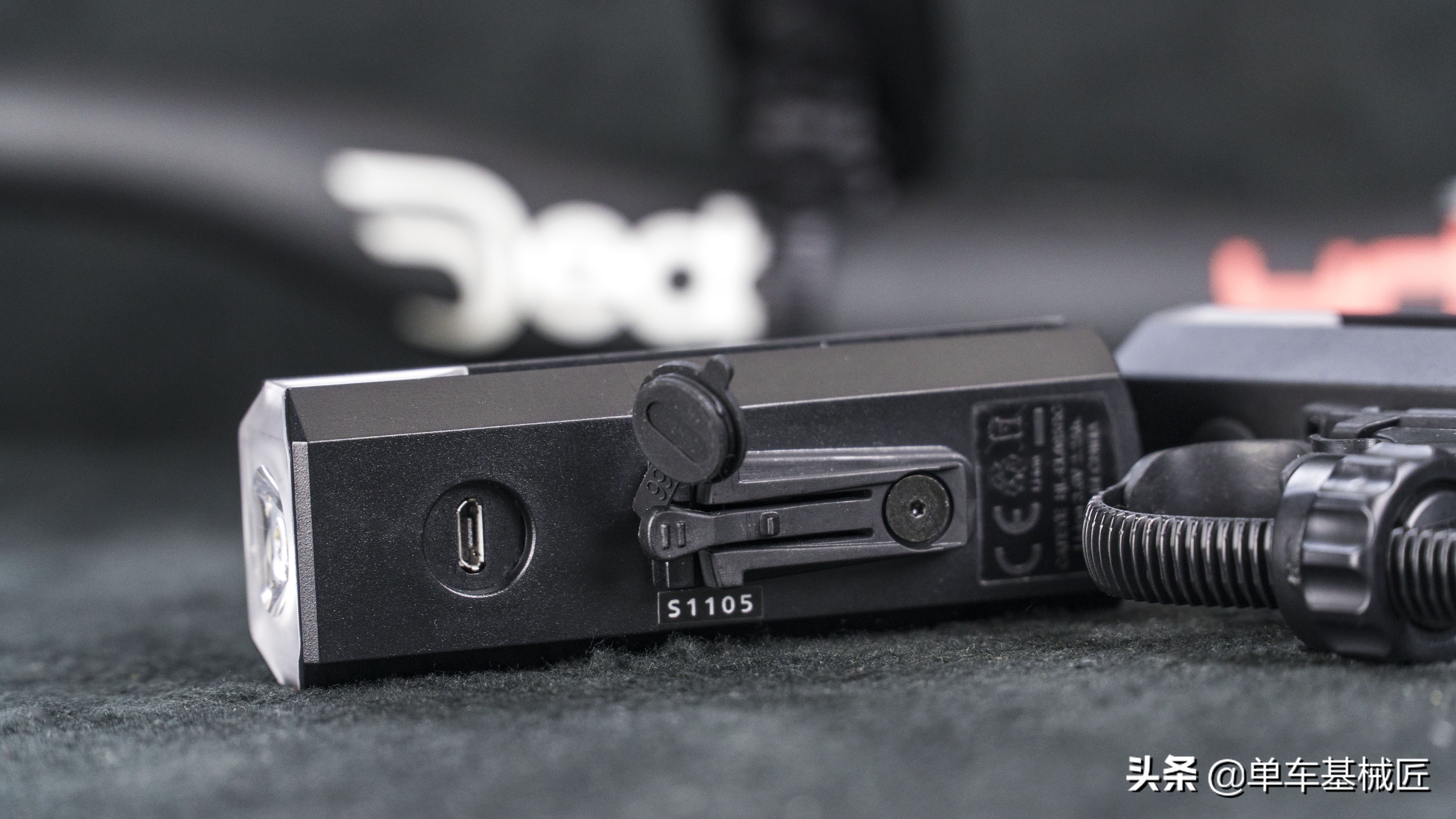 猫眼的信号灯闪红色怎么回事,猫眼上的灯为什么有时会亮