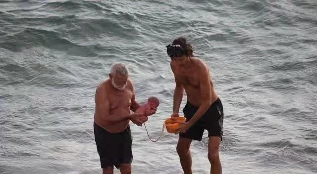 最强产妇走红，下海游个泳顺便把娃生了，网友：公公接生?