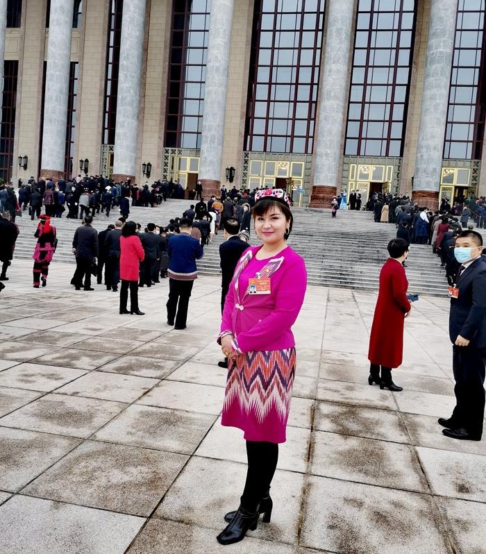 *疆新**库尔班大叔骑驴去北京面谢毛*东泽**，见面时却说：想要条绒布