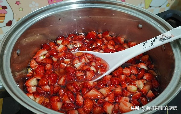 自制草莓酱出锅了,自制草莓酱的小技巧学会了吗
