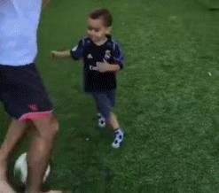 做梦去踢足球比赛搞笑视频,搞笑gif足球动态图