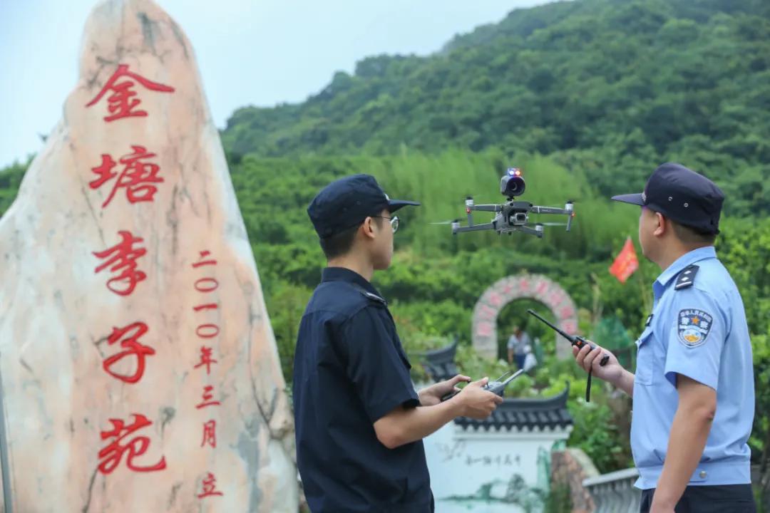 践“三能”创“国枫”丨金塘派出所：舟山桥头堡上“枫景线”