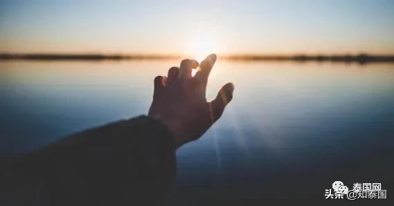 那个爬上高塔的泰国大哥，心中该有多么悲伤...