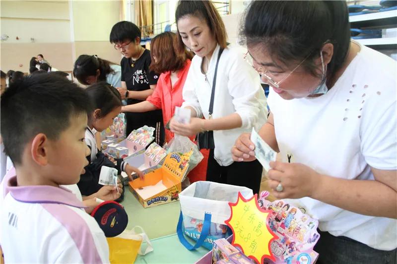 让教育和生活相连——青岛枣山小学开展年级研究性学习活动