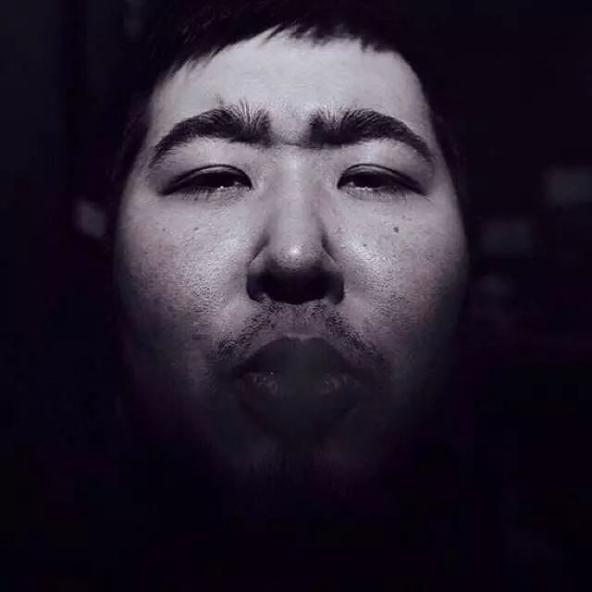 他一出来卖惨,全网追着骂