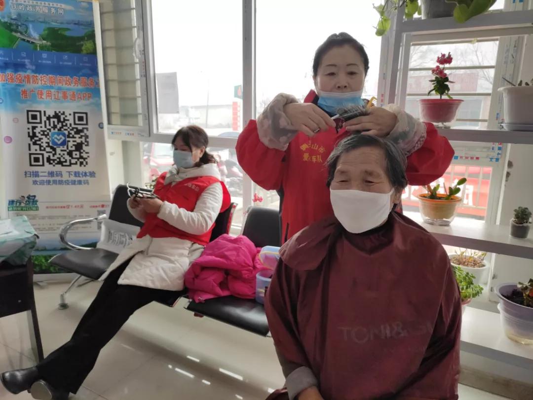 调兵山市晨光逢“暖阳”文明进社区