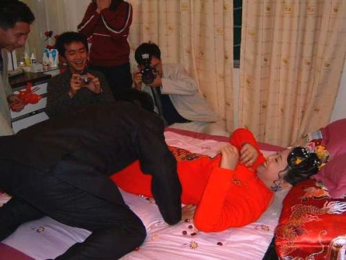 中国新婚之夜有什么习俗,古今婚礼仪式的比较分析