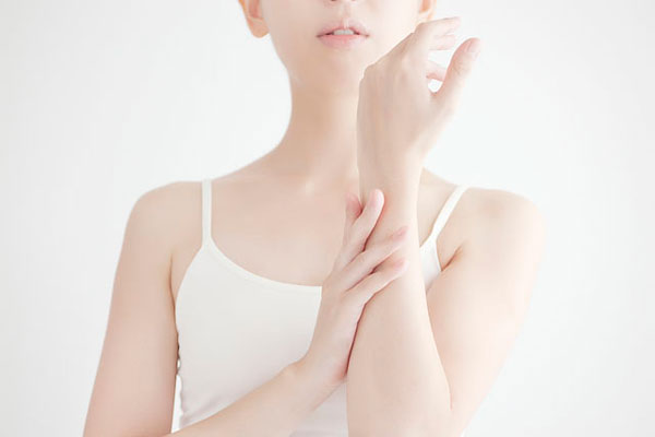 老年人全身皮肤干燥脱皮怎么办,身体脱皮干燥怎么办用什么护肤品