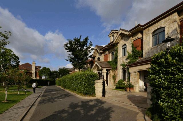 上海楼市太魔幻：最高一套8000万排队抢豪宅竟打起来了