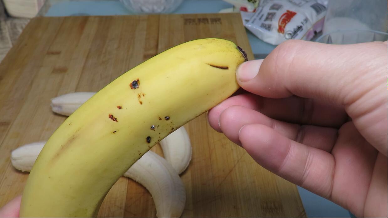 买香蕉买大的好还是小的好,买香蕉时挑直的还是弯的老果农
