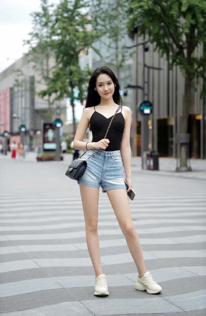 香奈儿chanel2023新款半月包,香奈儿18年早春限量版彩虹包