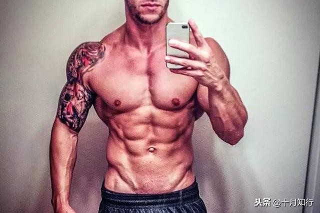 使用哑铃练胸,4个动作在家做,简单粗暴,虐出完美胸肌