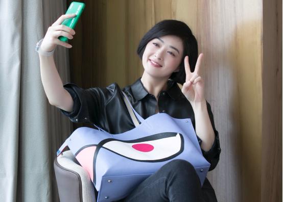 蒋欣真该减肥了，脸上肉感明显让人好想捏，但“八字沟”真显老