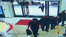 退休女军人为家乡捐钱,离休干部捐160万