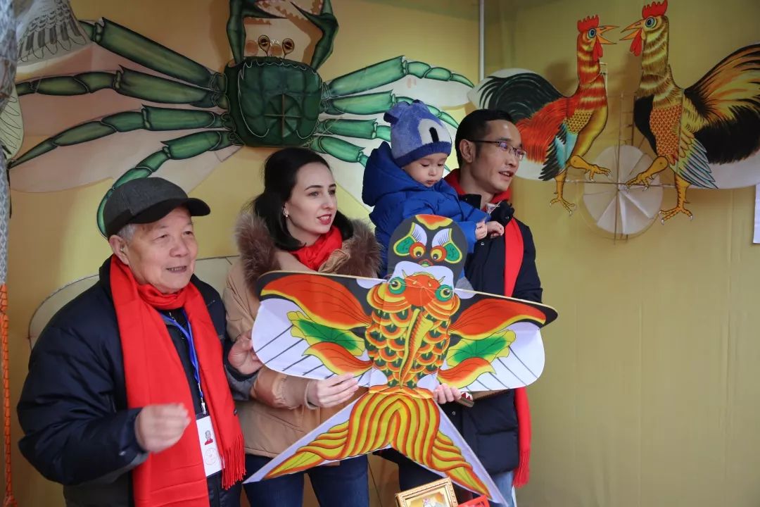 哈萨克斯坦美女爱上中国小伙，在恋爱中抓住跨国商机，他们赚大了