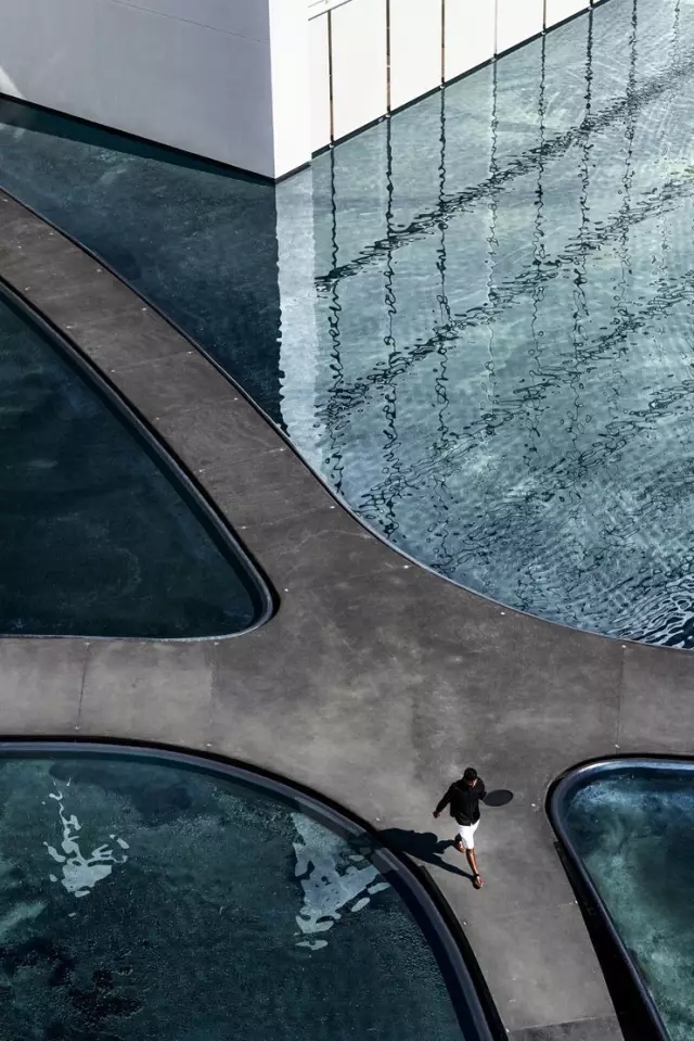 这家性冷淡的“情趣酒店”，开了灯后……嗨爆了