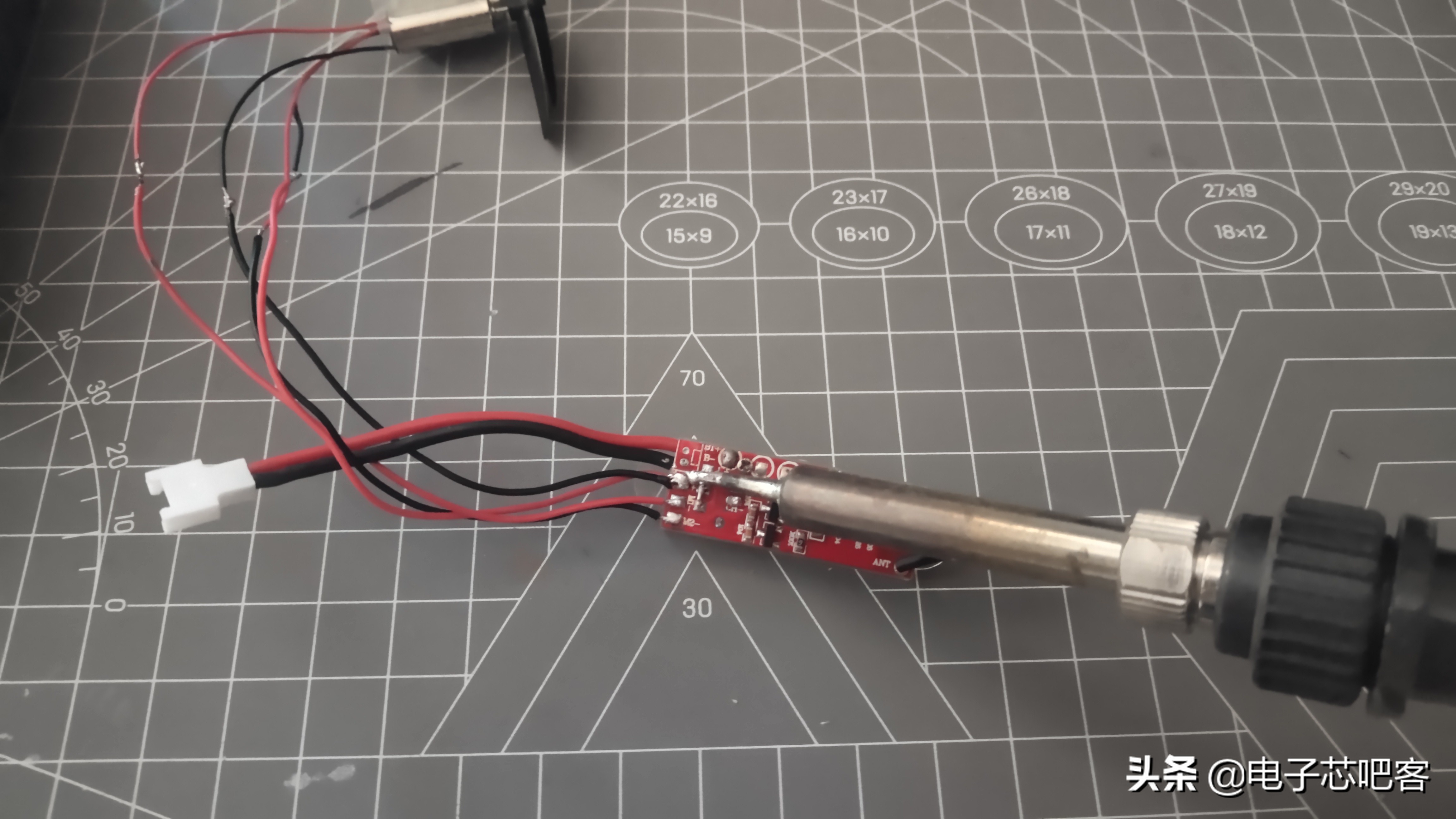 修复严重损坏的飞机,遥控飞机遥控器坏了怎样修复