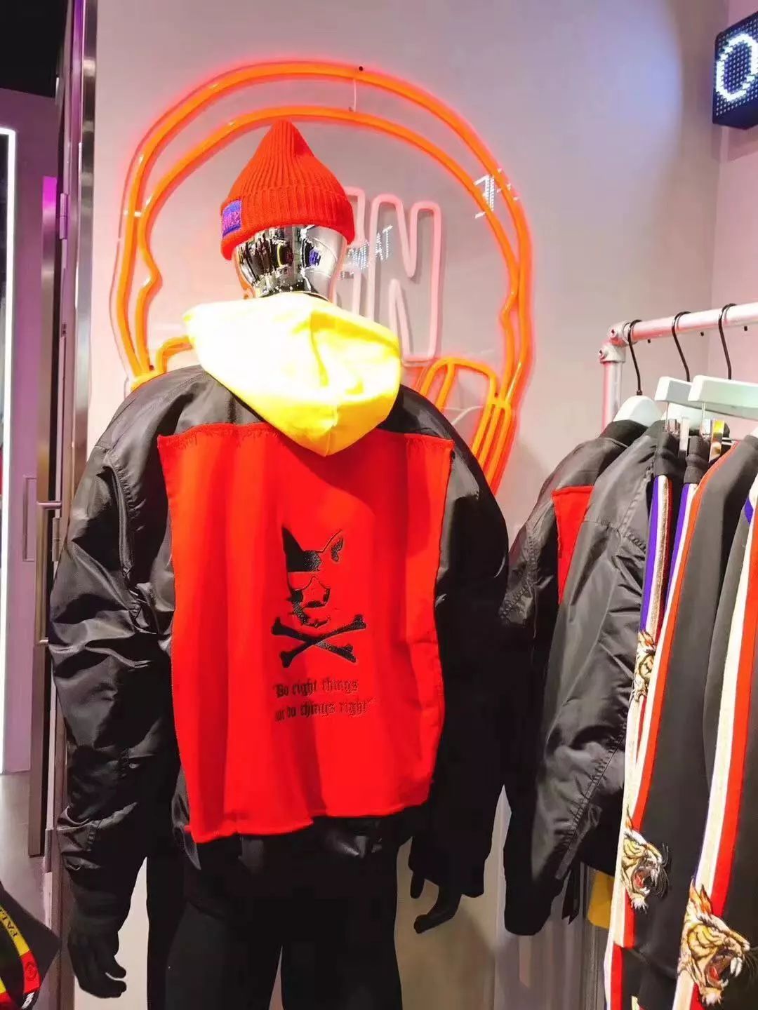 觉得太平鸟、GXG、卡宾不够潮？这个潮流男装可能正对你胃口！