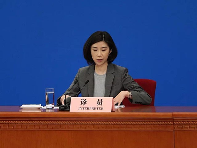 44岁“国翻”张璐，10年9上总理记者会：这才是真正的中国女神