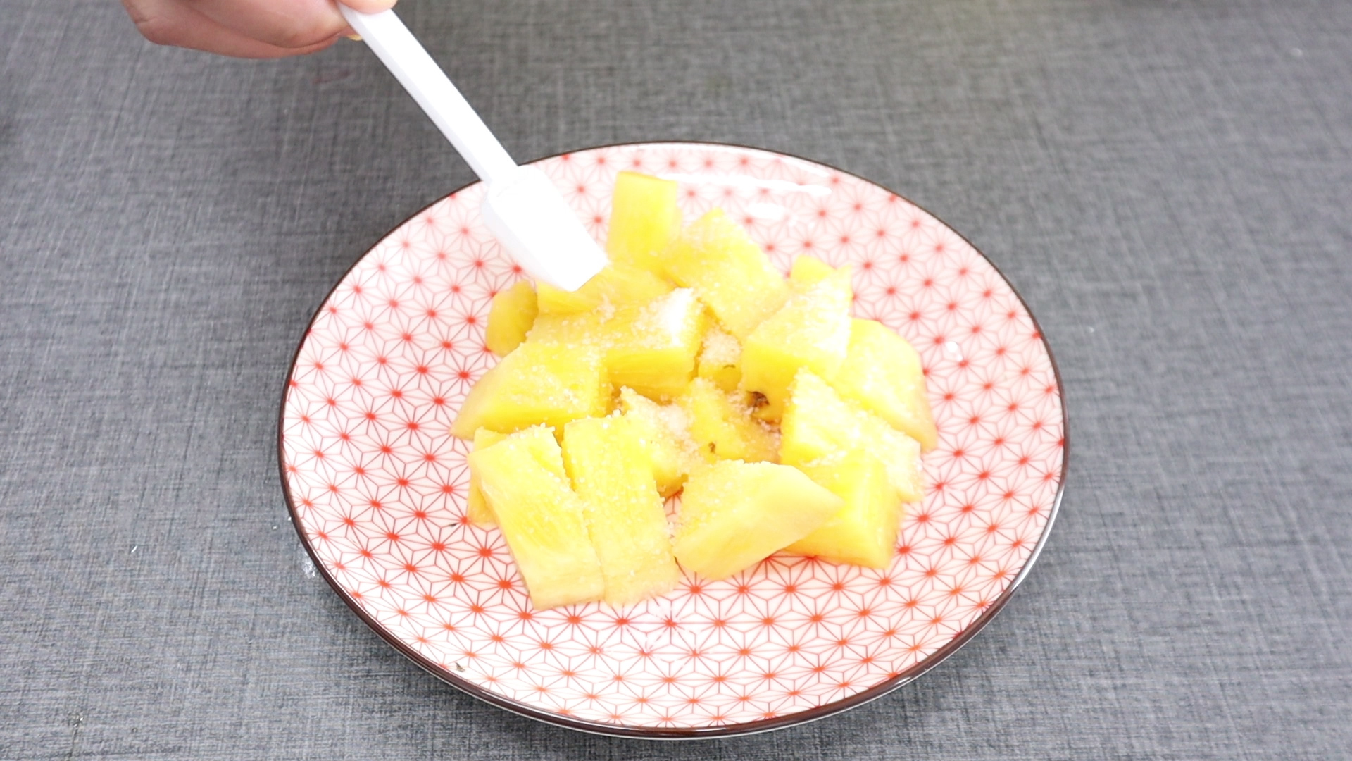 手把手教你切菠萝视频,切菠萝的神仙做法