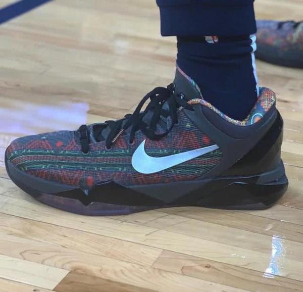 NBA黑人月配色球鞋