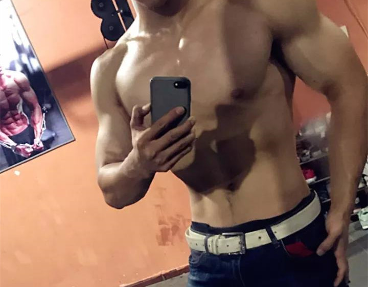 健身教练一直盯着你,健身教练总是模仿你的动作