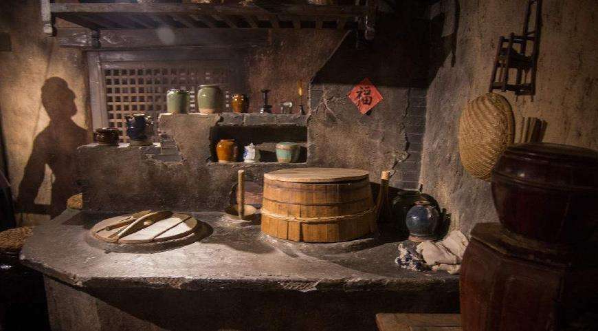 灶台放土的说法,院子放铁锅灶台风水