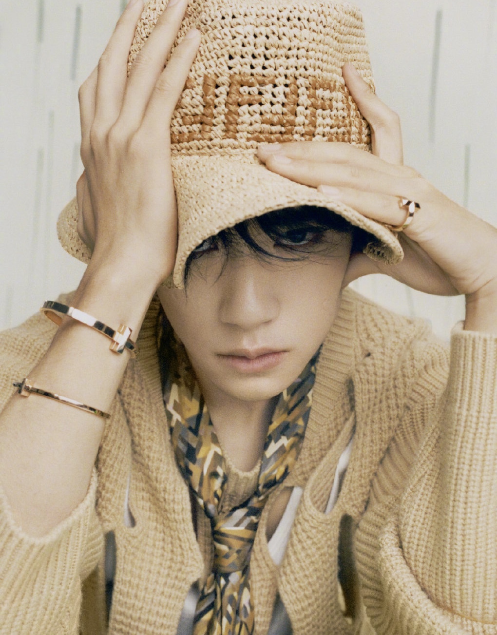 易烊千玺蝴蝶结正装,易烊千玺戴珠串