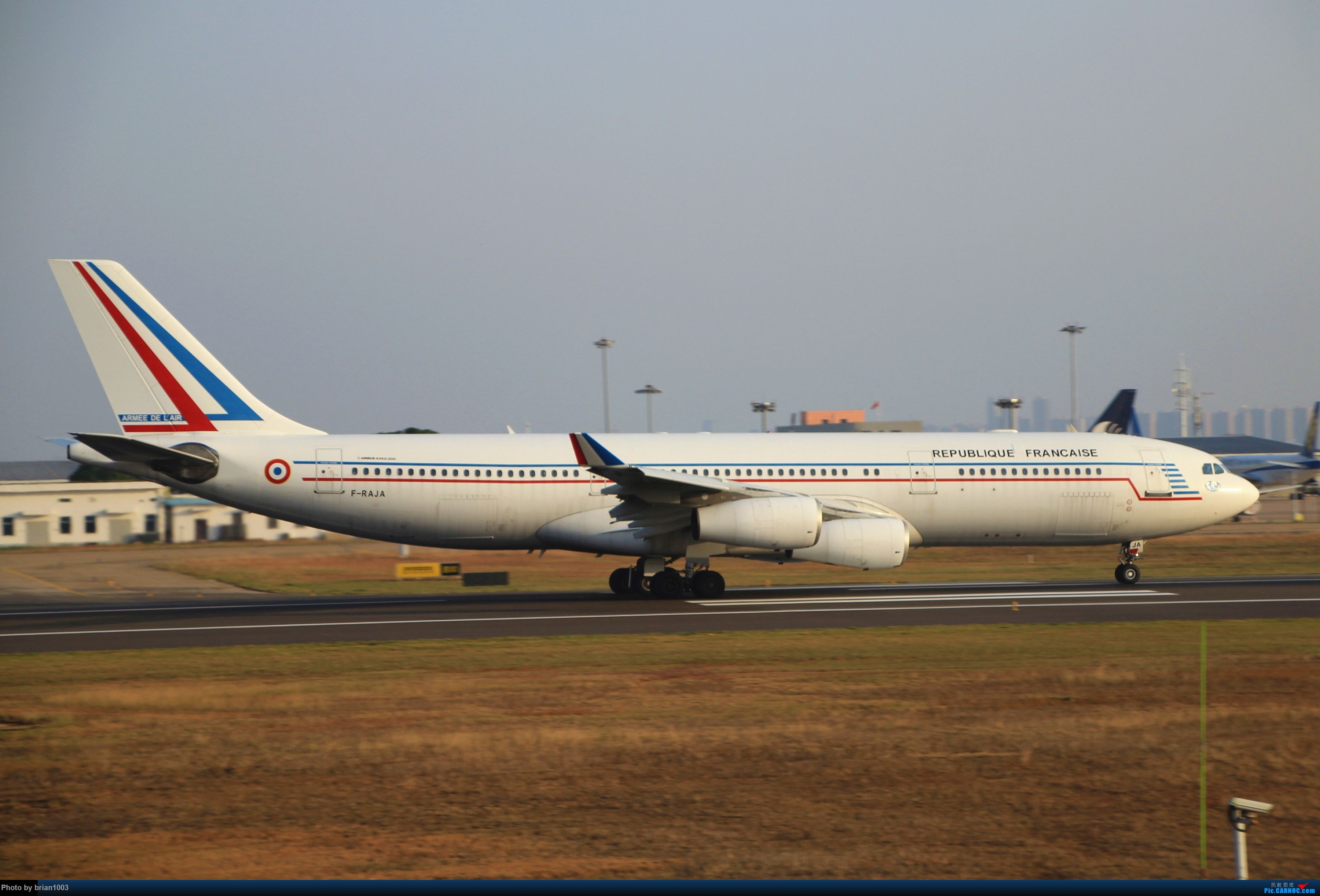 能飞起来的飞机视频,能飞起来的小型航班飞机