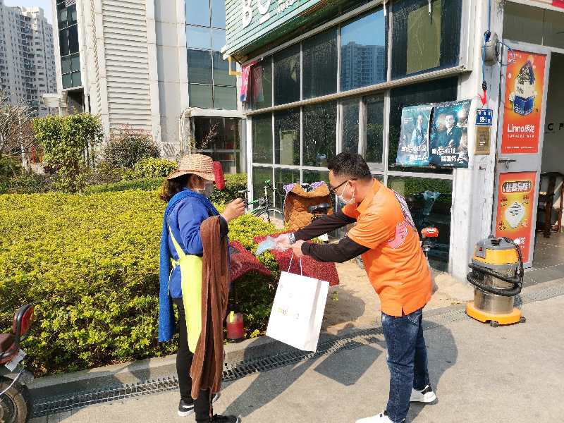 超硬核！这场街头最特别的爱心接力，依思Q在行动