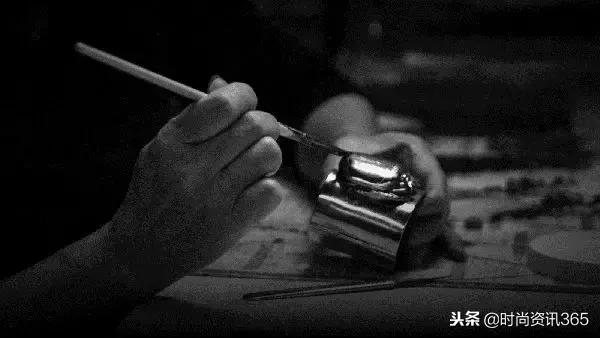 “埃及风”也刮到了时尚圈？CHANEL用金丝银线为你解答！