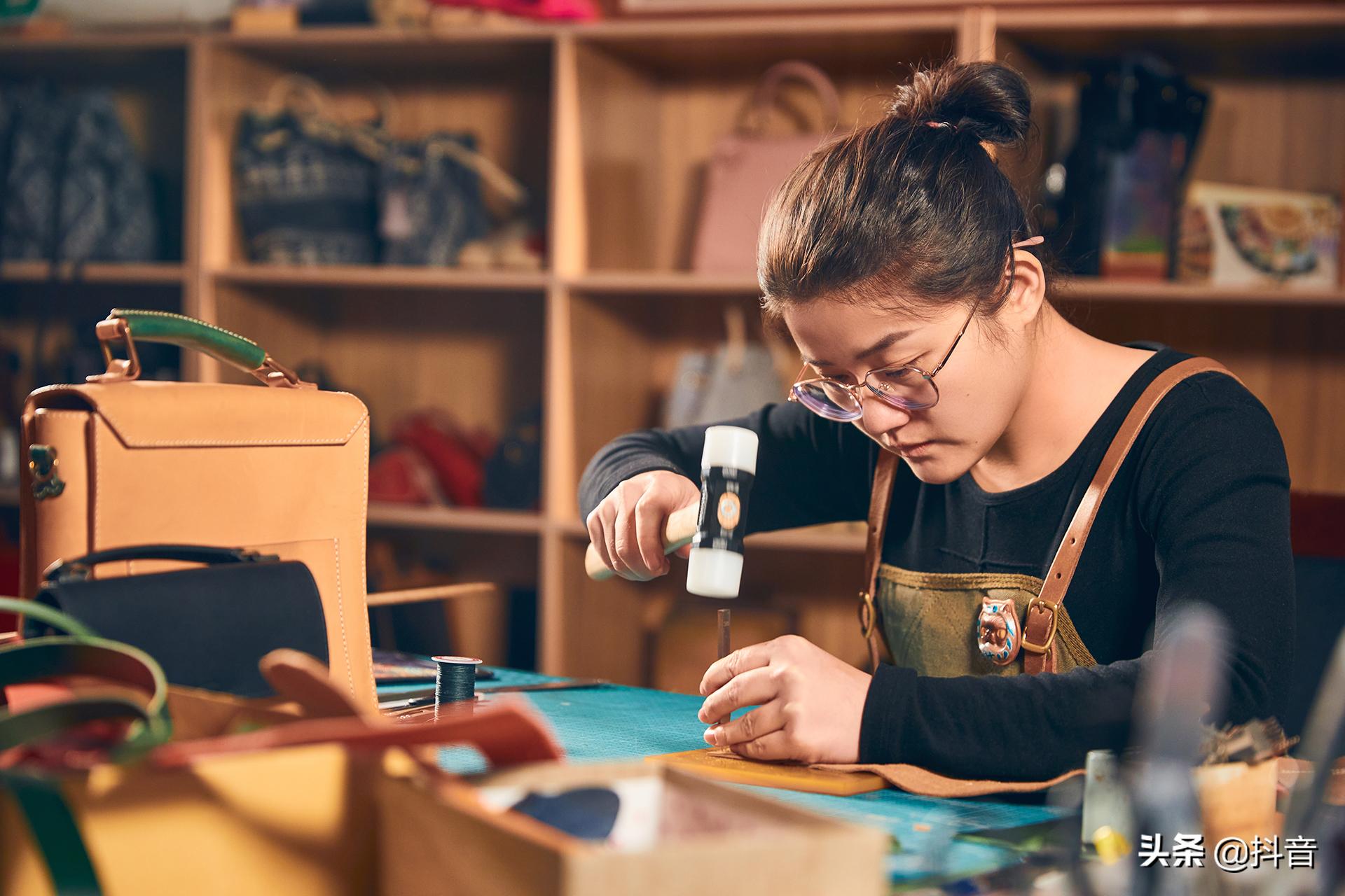 37岁女人的逆袭：亲手做2300只包，年入百万