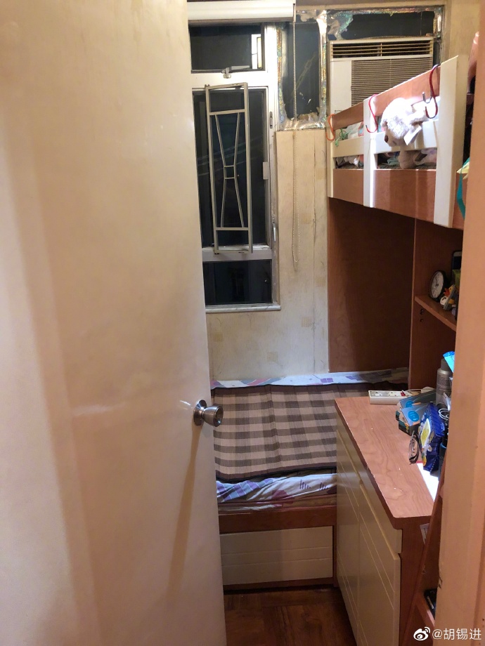 今晚走访了香港金融业新员工小吴先生的家庭