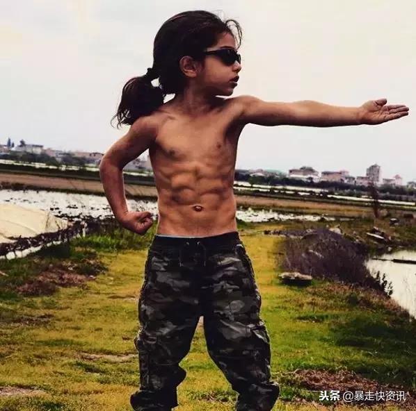 拥有6块腹肌的5岁孩子，人送外号“小泰山”！成年人都要跪了……