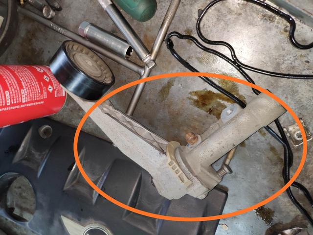 发动机气门室盖渗油是机油吗,发动机气门室盖渗油用去4s店吗