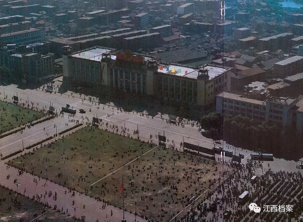带着时代烙印的老照片，和你穿越到不同年代的八一广场
