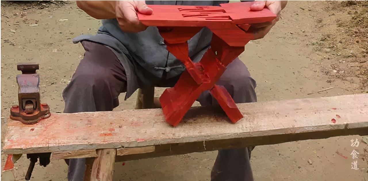 木工大叔年收入100万,木工大爷一年收入多少