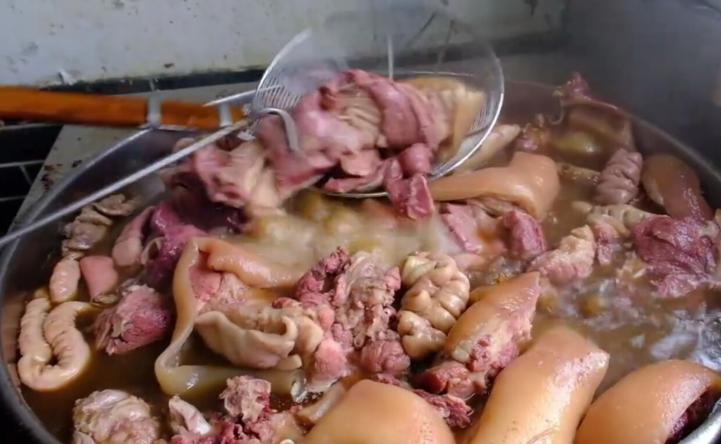 山东小县城自助全猪宴，30元一位肉肉随便吃，客人多的老板往外撵