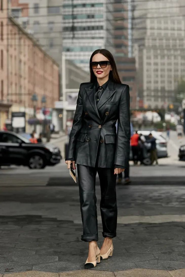 一件皮西装可以有多帅？时髦精们早已给出了答案