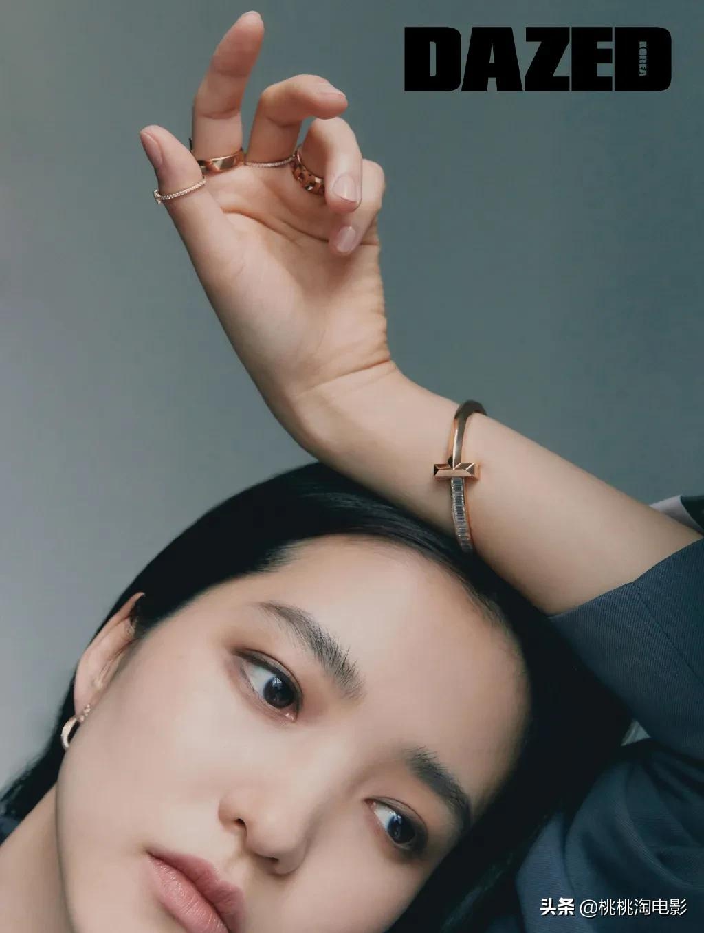 金泰梨杂志写真图文,女星金泰梨穿圣诞小鹿装跳舞