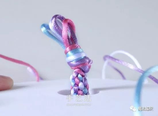 四股绳如何编织好看的手链,用编织绳怎样编手链简单
