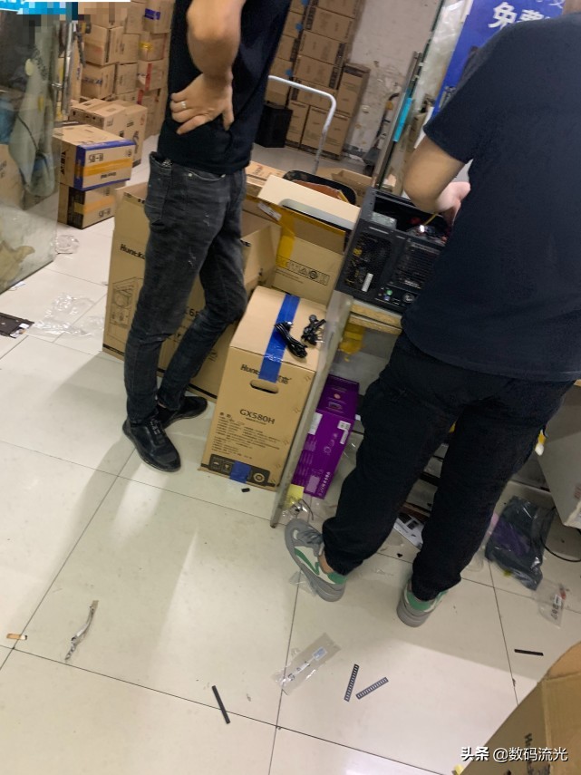 朋友给老表组装两台电脑，刚装好系统就蓝屏了，老表：不敢买了