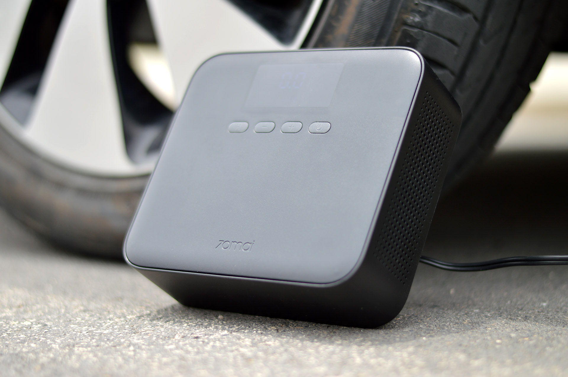 还去店里给汽车充气？有了巴掌大小的充气泵，从此告别轮胎店