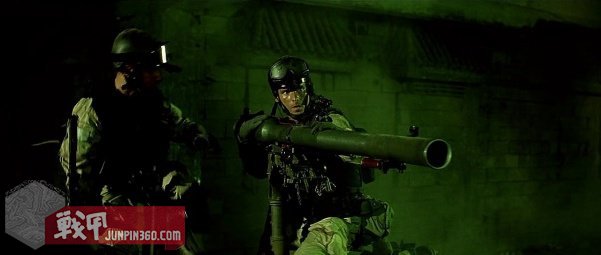 美国黑鹰战机坠落视频,十部顶级战争大片黑鹰坠落