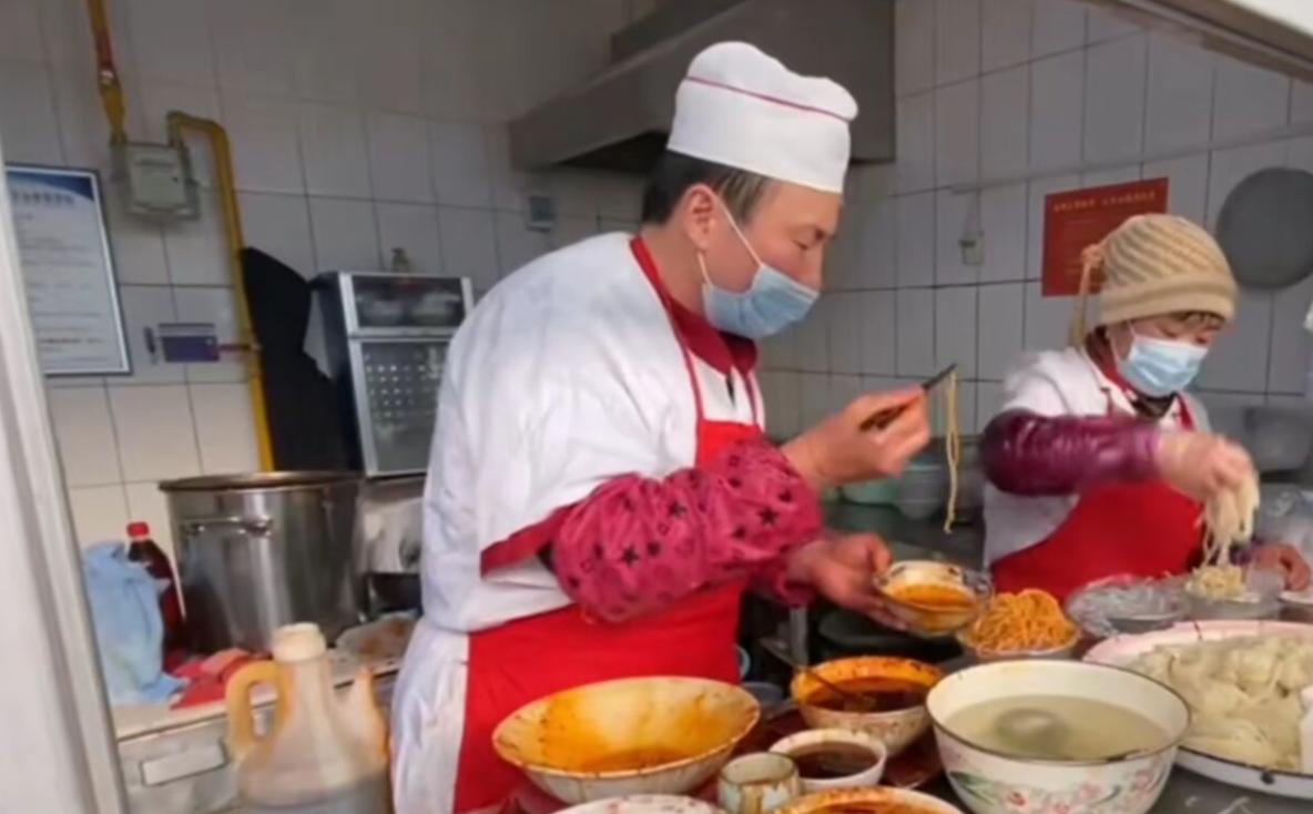 武功大叔咸阳国棉二厂卖凉皮,武功镇七十岁老人卖凉皮