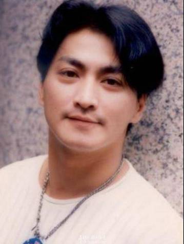 完成学业去打拼,何家劲复出拍戏