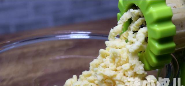 面粉绿豆饼的做法,平底锅做绿豆酥饼的做法