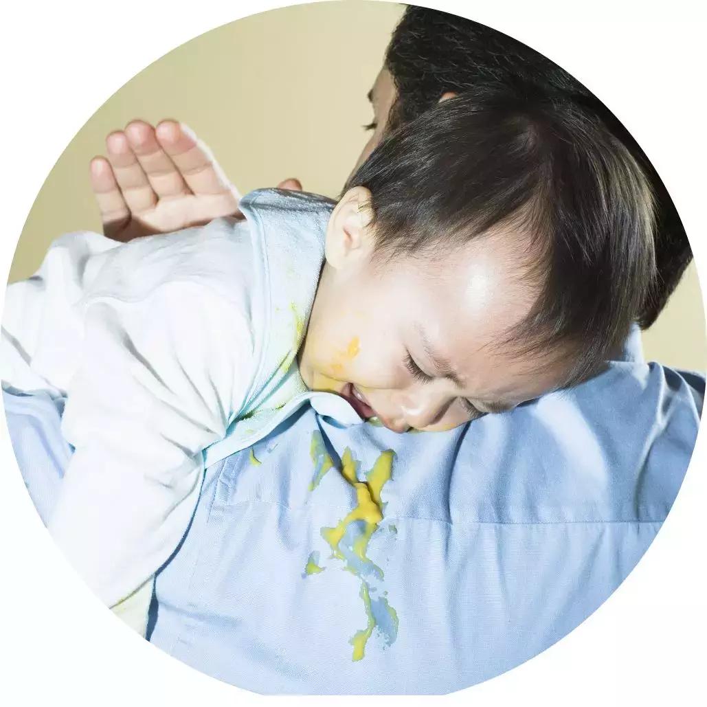 宝宝经常吐奶渣怎么办,6个月龄宝宝反复吐奶精神状况好