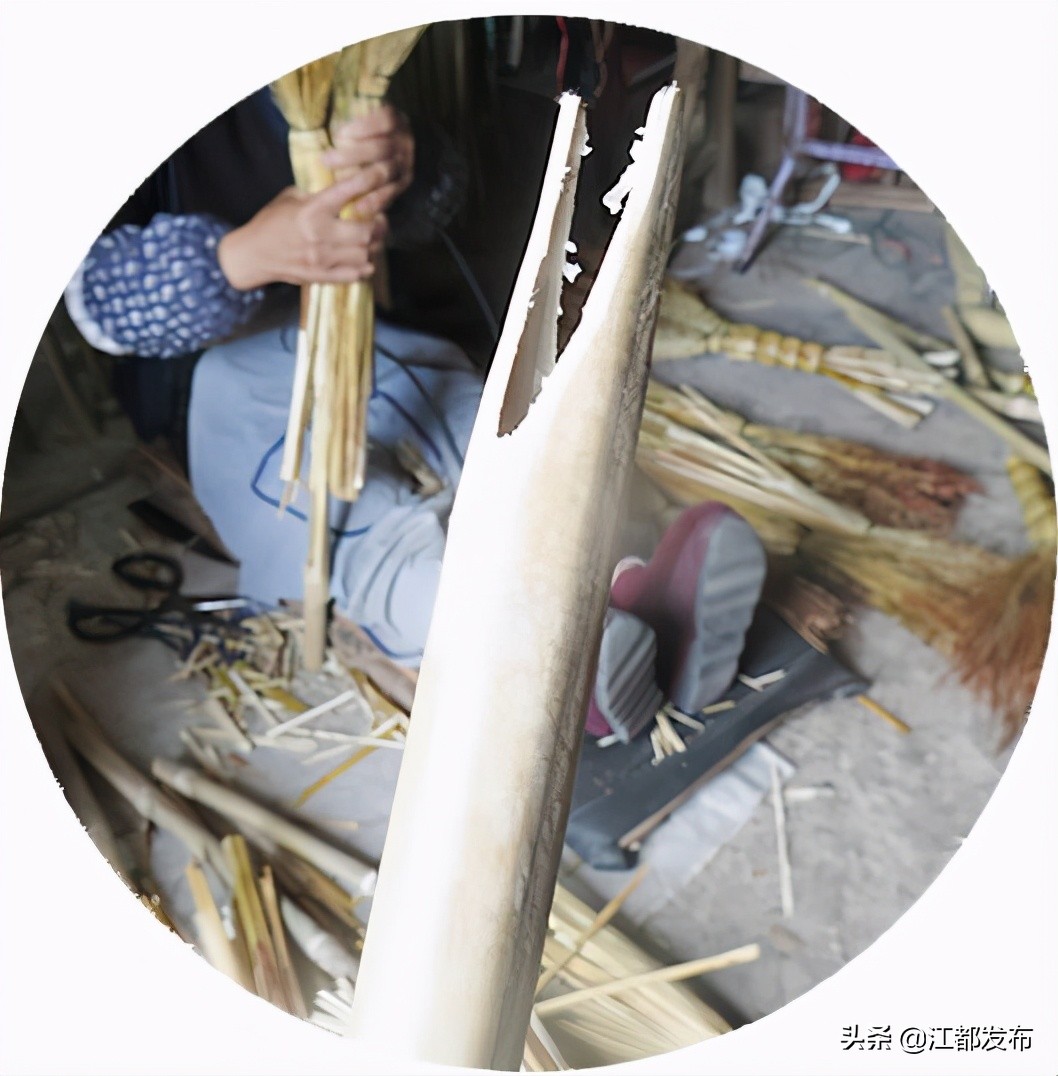 15道工序扎一把笤帚！江都水乡小纪镇，这对老夫妇53年“艺不离手”