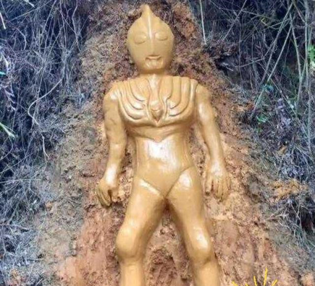 奥特曼青铜器文物,奥特曼形状的陶瓷文物